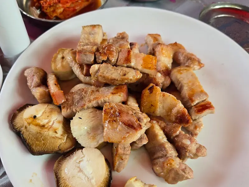 잘 구워진 오겹살과 버섯