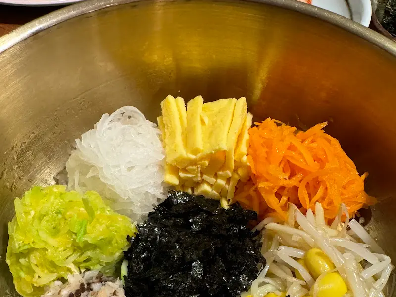 다채로운 색감의 비빔밥