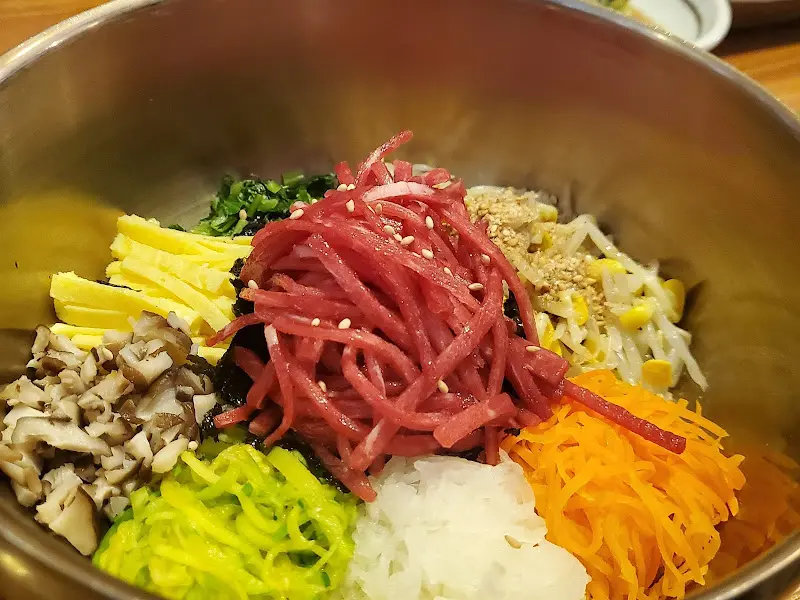 육회 비빔밥의 아름다운 자태