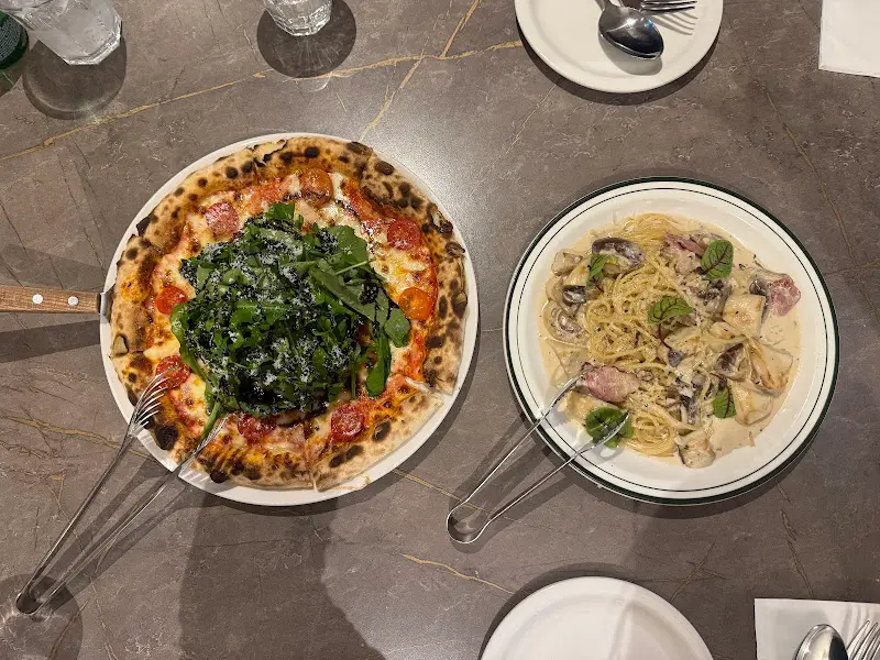 루꼴라 피자와 풍기베이컨 파스타