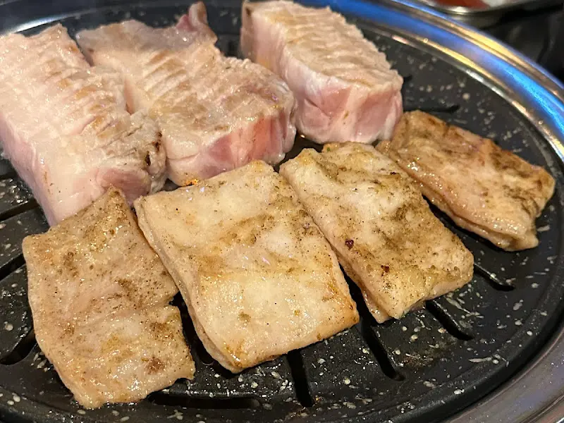 불판 위에서 익어가는 삼겹살