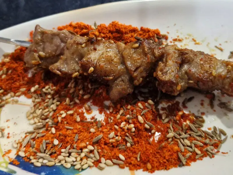 쯔란에 듬뿍 찍어 먹는 양꼬치