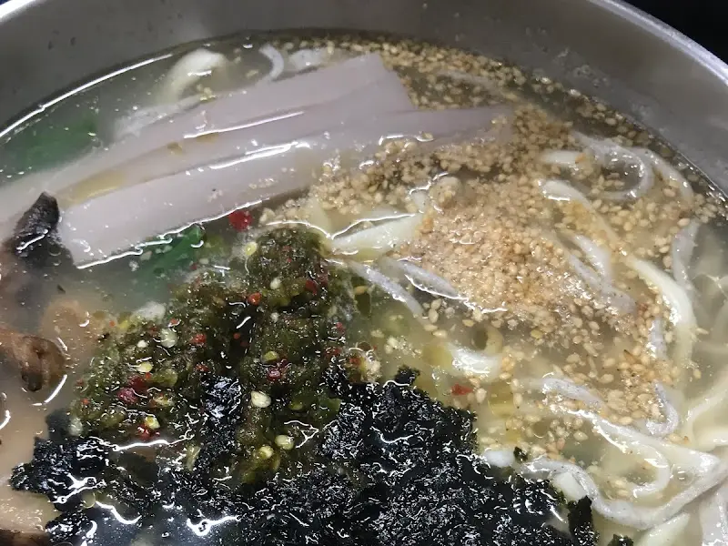 다진 양념과 김가루가 듬뿍 올려진 칼국수