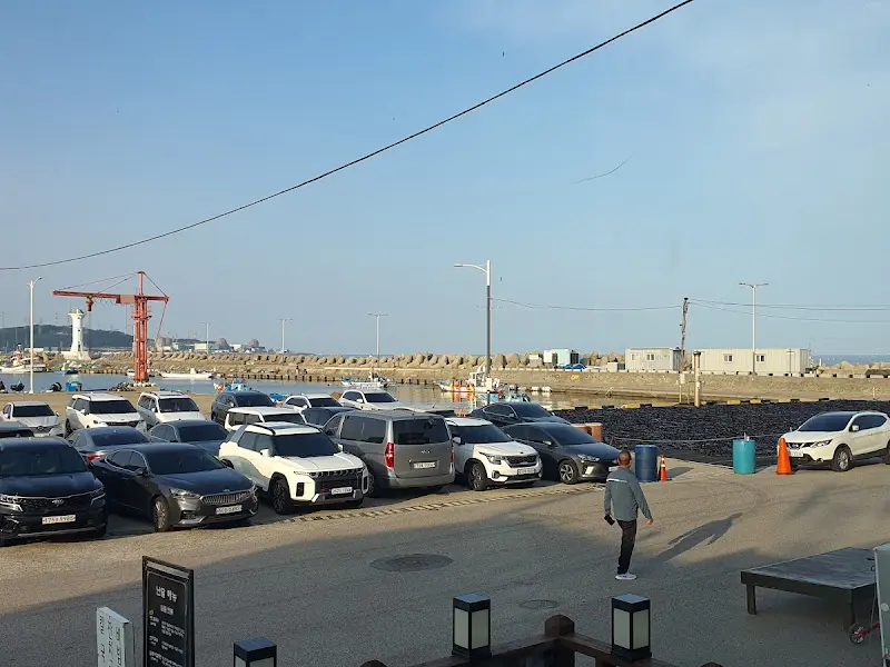 난달 앞 방파제