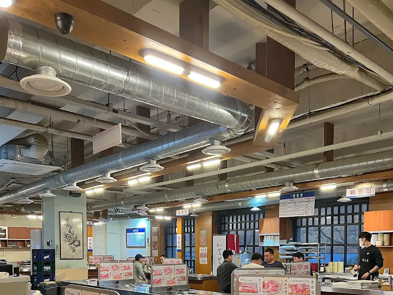 넓고 활기찬 실내