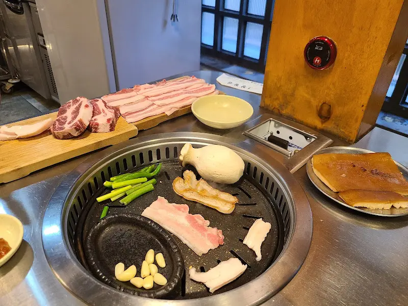 불판 위에 올려진 삼겹살