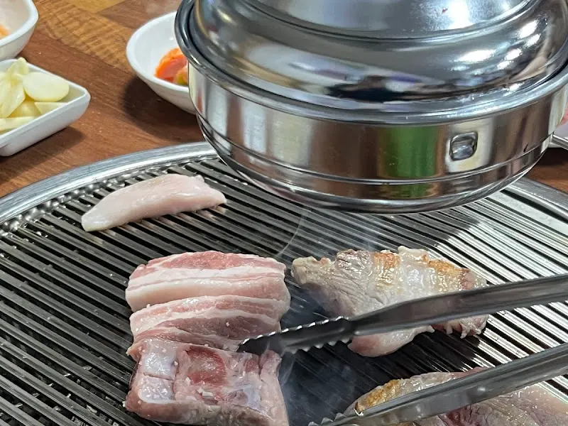 숯불 위에서 구워지는 삼겹살