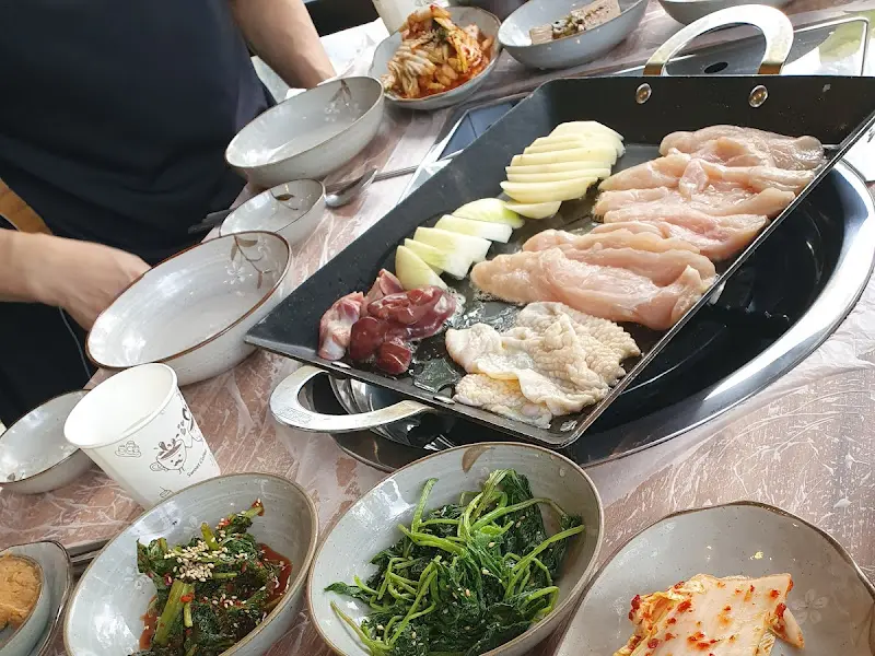 닭구이 한 상 차림