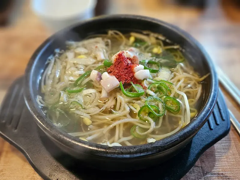 뚝배기에 담겨 나온 콩나물해장국