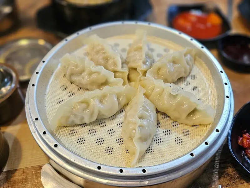 윤기가 흐르는 왕만두