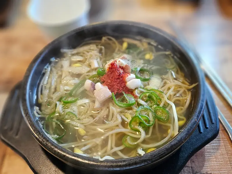 고춧가루가 올려진 콩나물 해장국