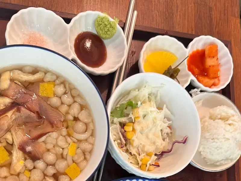 돈까스 세트에 함께 나오는 샐러드, 밥, 단무지, 깍두기, 우동