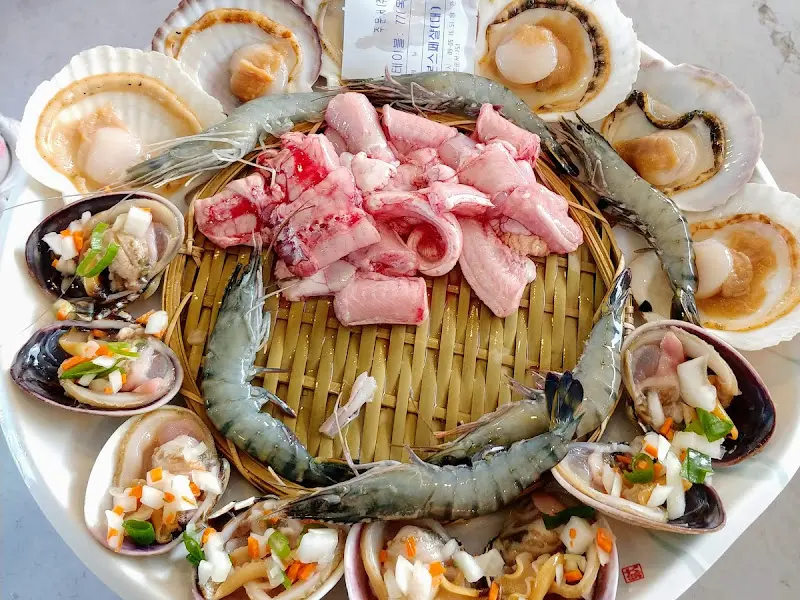 싱싱한 해산물이 가득한 모듬 구이