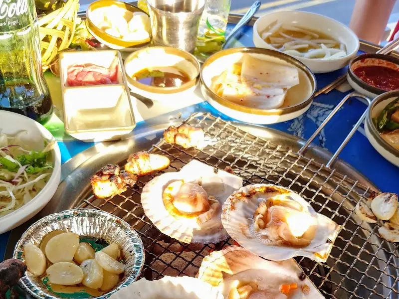 치즈를 얹은 가리비 구이