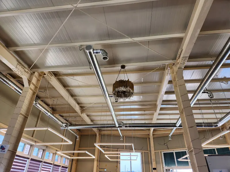 높은 천장과 세련된 조명