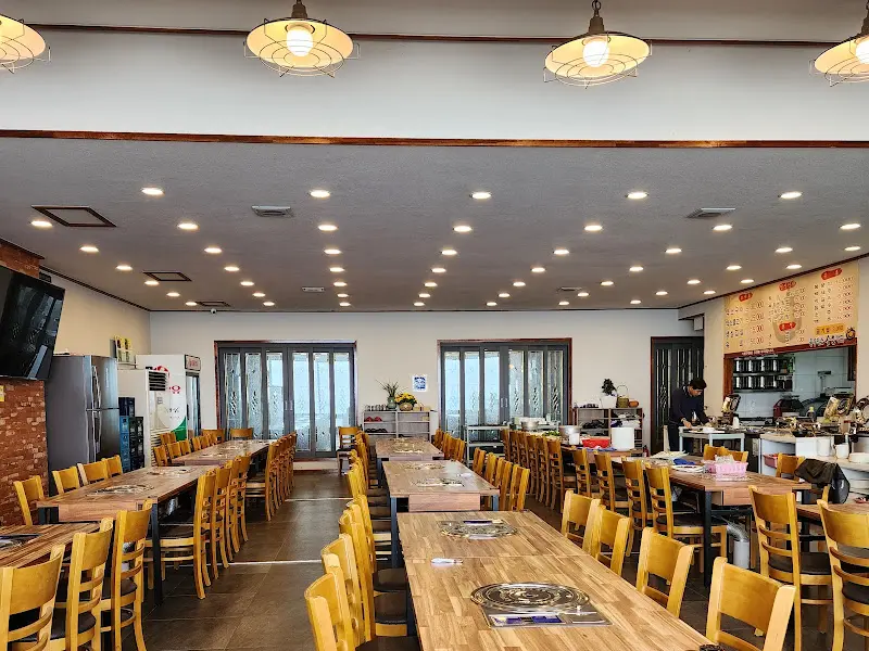 넓은 식당 내부