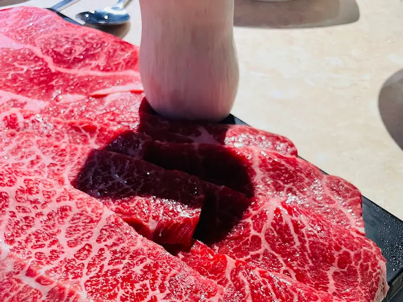 선명한 마블링이 돋보이는 숙성 소고기