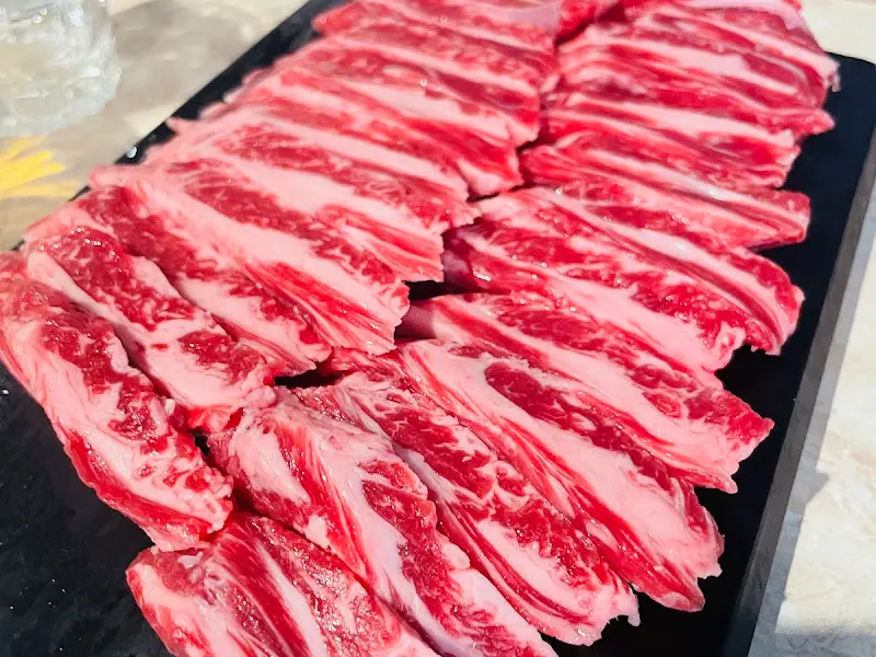  가지런히 정렬된 신선한 소고기