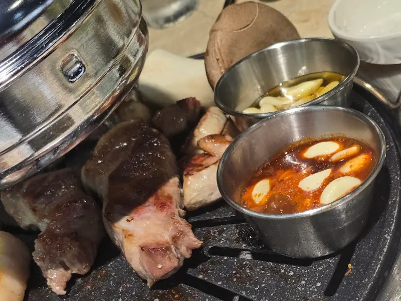 다양한 소스와 함께 구워진 고기