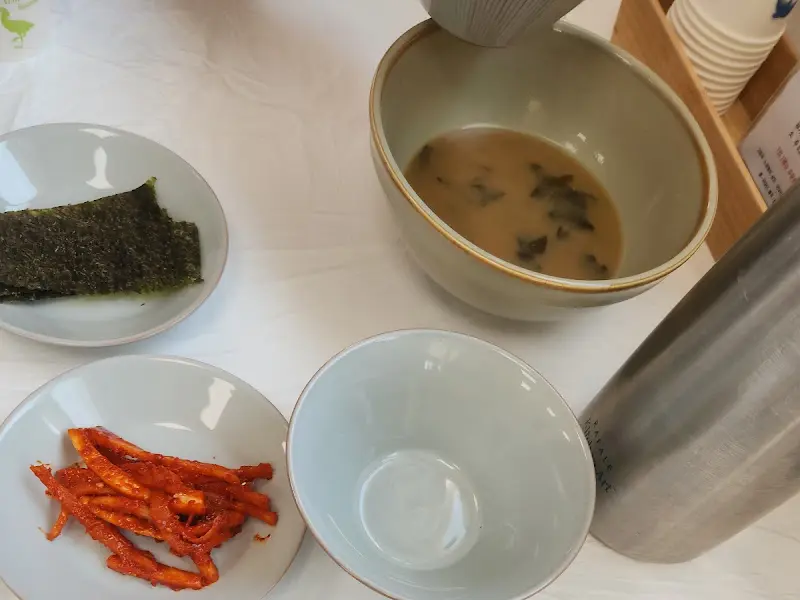 정갈한 밑반찬과 미역된장국