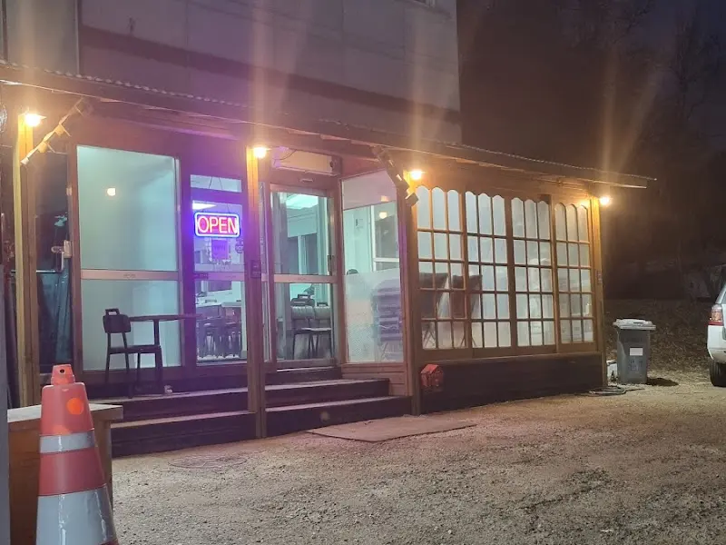 저녁 무렵의 고등어 식당 외부 전경