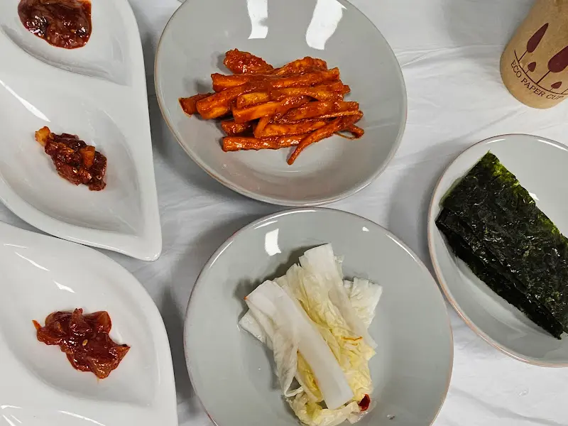 다채로운 젓갈과 밑반찬