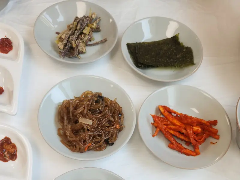 정갈한 밑반찬 구성