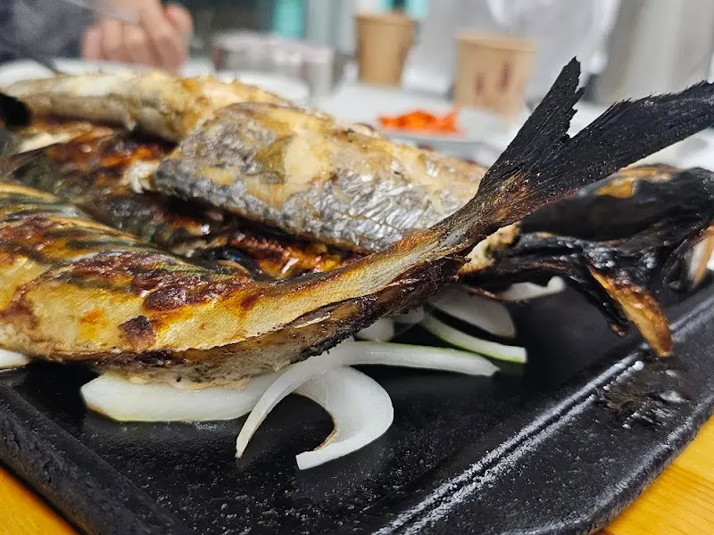 철판에 담겨 나온 고등어구이