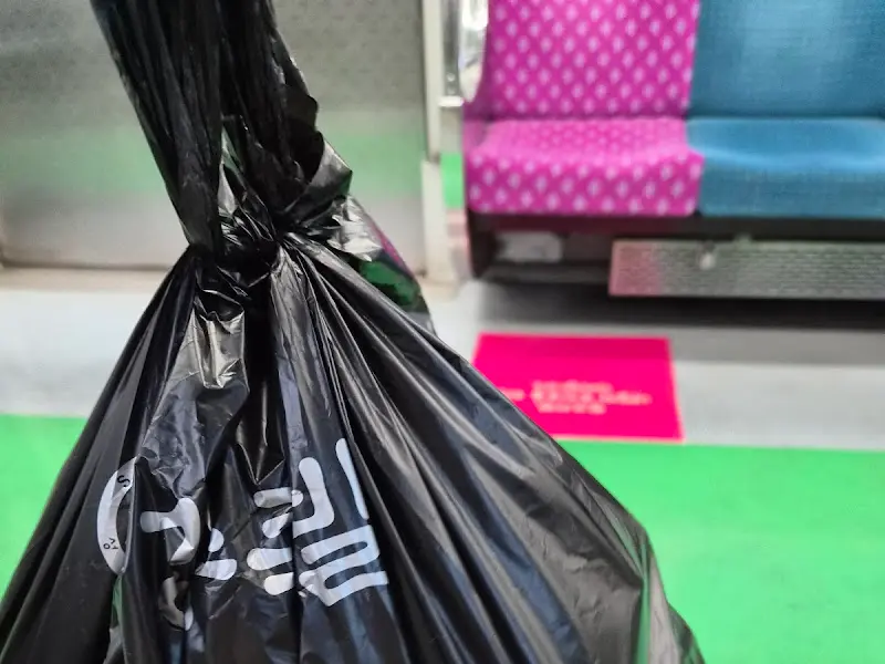 포장 족발을 들고 지하철에 탄 모습