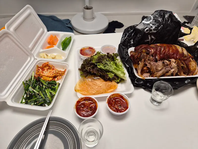 포장해온 족발과 밑반찬