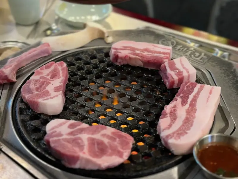 불판 위에서 익어가는 흑돼지