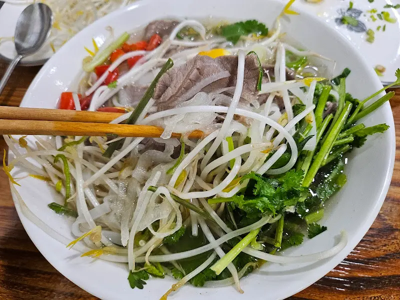 젓가락으로 쌀국수를 집어 올리는 모습