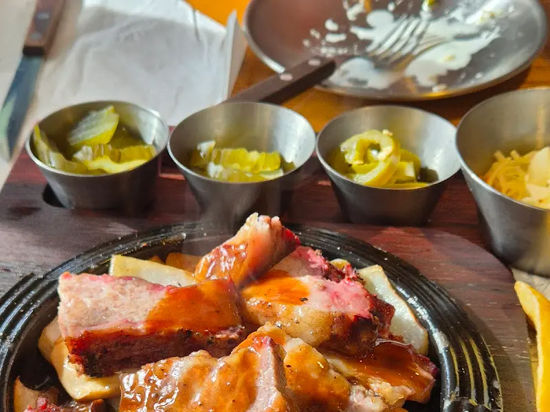 다양한 소스와 곁들임 메뉴들