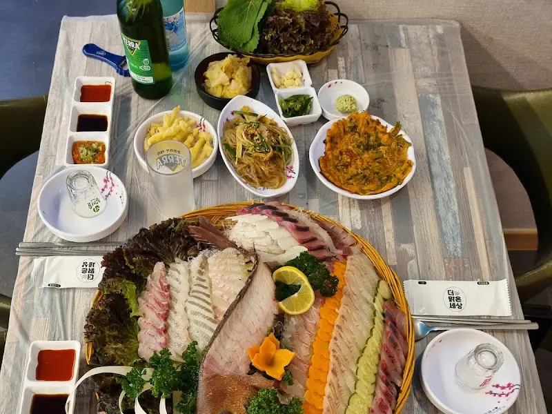 모듬회와 밑반찬 한상차림