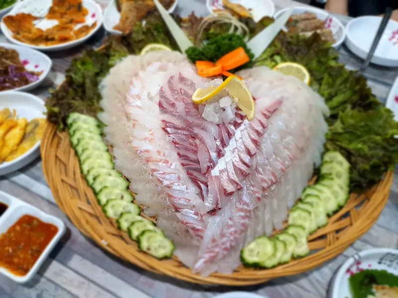 하트 모양으로 플레이팅된 모듬회