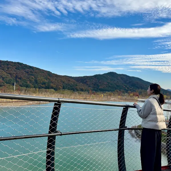 푸른 하늘과 산