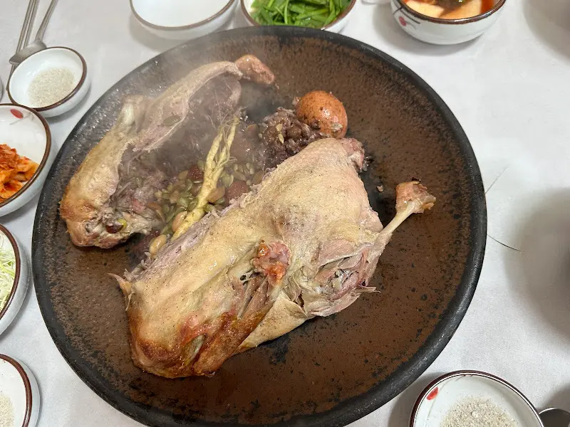 테이블 가득 차려진 오리 찰흙구이 한 상