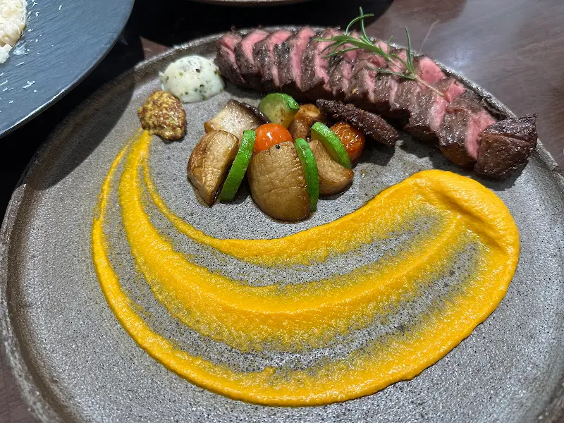 스테이크와 퓌레의 조화