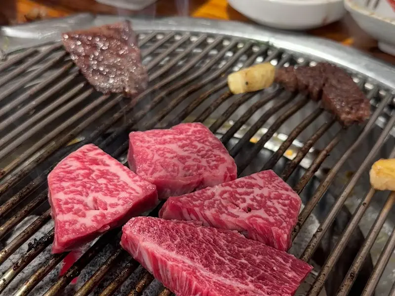 숯불 위에서 맛있게 익어가는 등심