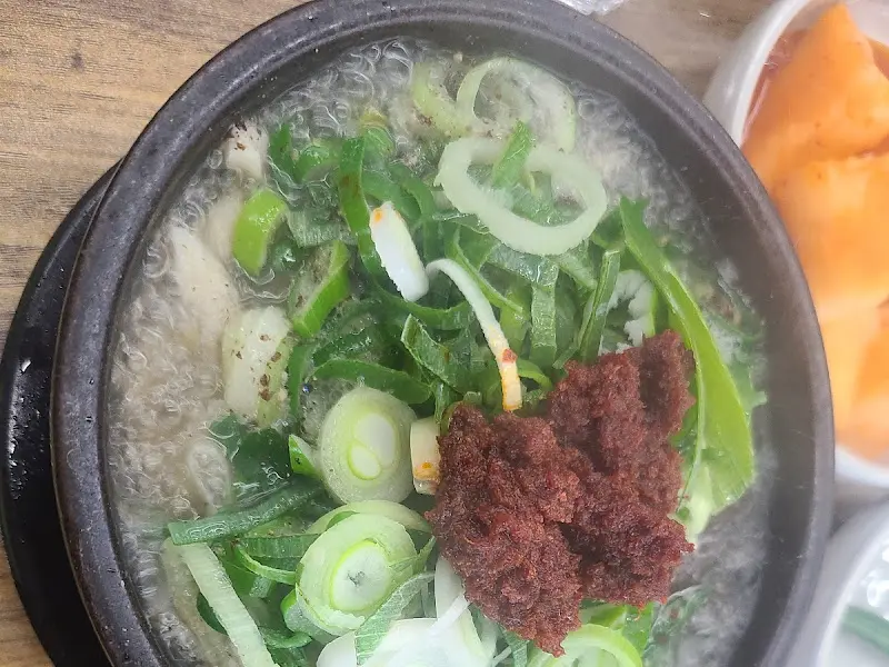 뚝배기 안의 푸짐한 해장국