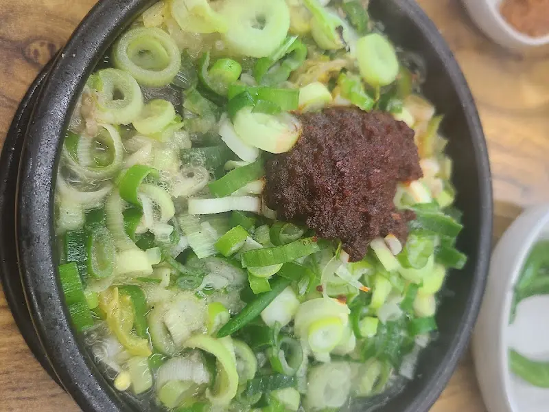 해장국에 다진 마늘을 넣어 먹는 모습