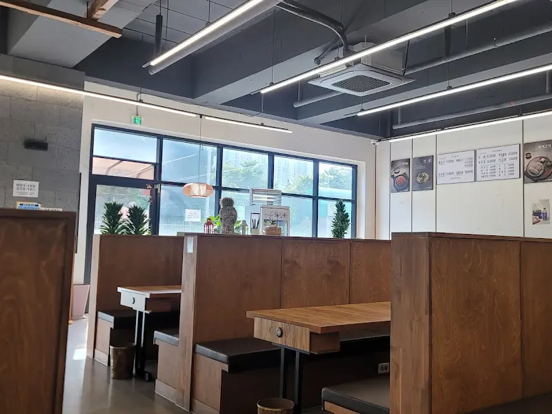 넓은 창밖으로 보이는 풍경