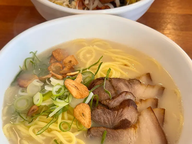 테이블 위에 놓인 고기국수와 비빔국수