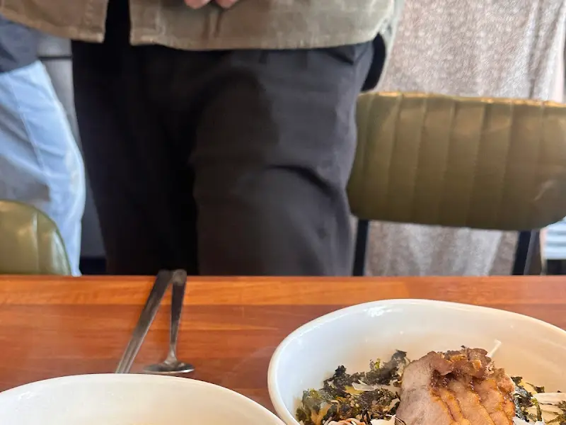 테이블 위에 놓인 국수 그릇