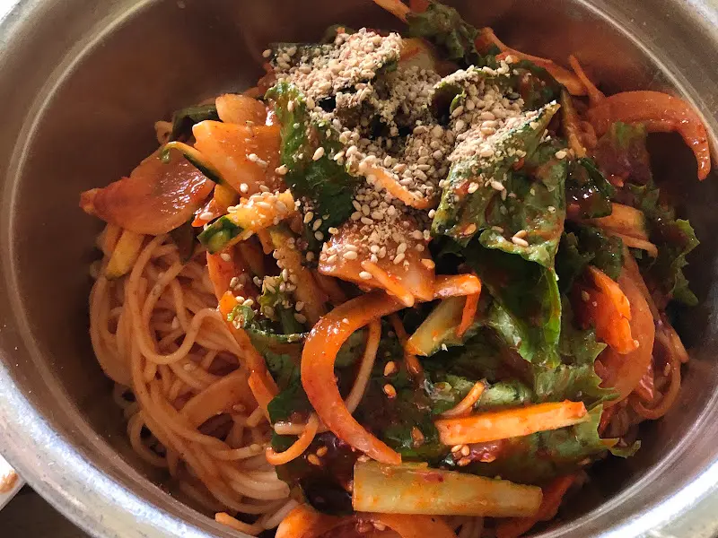비빔국수의 먹음직스러운 모습