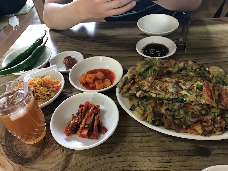 다채로운 밑반찬들