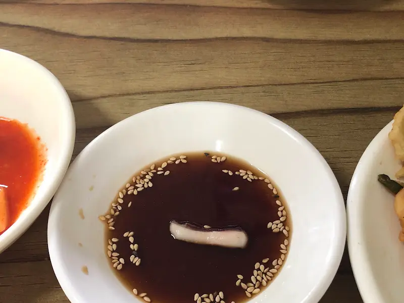 참깨가 뿌려진 간장 소스