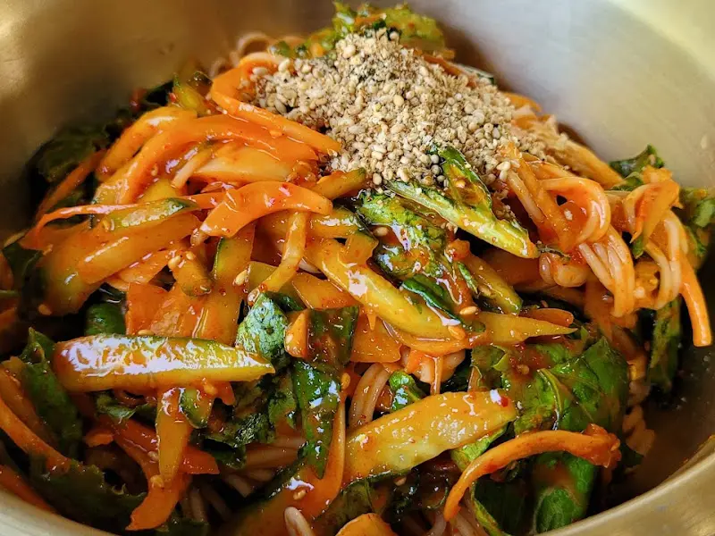 비빔국수의 클로즈업 샷