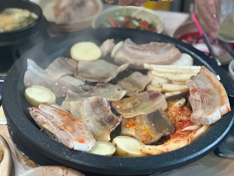 돌판에 구워지는 삼겹살