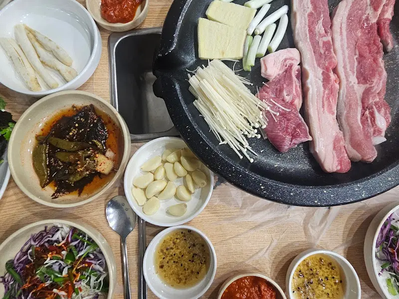 푸짐한 삼겹살 한 상 차림